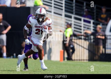 Greenville, NC, USA. September 2021. South Carolina Gamecocks läuft zurück Juju McDowell (21) läuft im vierten Quartal des NCAA-Matches im Dowdy-Ficklen Stadium in Greenville, NC, für einen ersten Rücklauf. (Scott Kinser/Cal Sport Media). Kredit: csm/Alamy Live Nachrichten Stockfoto