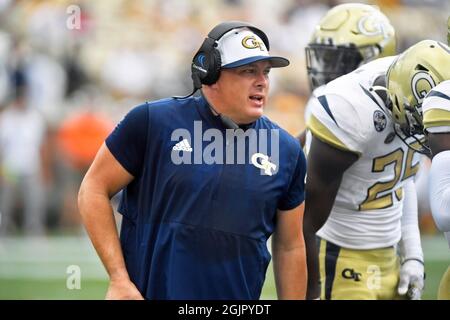 Atlanta, GA, USA. September 2021. Georgia Tech-Coach Geoff Collins während einer Auszeit im zweiten Quartal eines NCAA-College-Fußballspiels gegen die Kennesaw State Owls im Bobby Dodd Stadium in Atlanta, GA. Austin McAfee/CSM/Alamy Live News Stockfoto