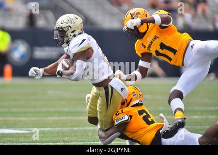 Atlanta, GA, USA. September 2021. Der Empfänger der Georgia Tech Yellow Jackets, Kyrische McGowan (links), wird im ersten Quartal eines NCAA-College-Fußballspiels im Bobby Dodd Stadium in Atlanta, GA, von zwei Kennesaw State Owls-Verteidigern angegriffen. Austin McAfee/CSM/Alamy Live News Stockfoto