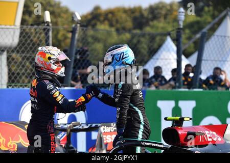 Monza, Italien. September 2021. 11.09.2021, Autodromo Nazionale di Monza, Monza, FORMEL 1 HEINEKEN GRAN PREMIO D'ITALIA 2021, im Bild der zweitplatzierte Max Verstappen (NEL # 33), Red Bull Racing Honda gratuliert dem Sieger des Sprintrennen Valtteri Bottas (FIN # 77), Mercedes-AMG Petronas Formel 1 Team Credit: dpa/Alamy Live News Stockfoto