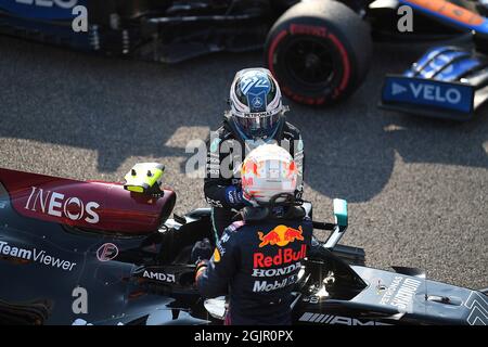 Monza, Italien. September 2021. 11.09.2021, Autodromo Nazionale di Monza, Monza, FORMEL 1 HEINEKEN GRAN PREMIO D'ITALIA 2021, im Bild der zweitplatzierte Max Verstappen (NEL # 33), Red Bull Racing Honda gratuliert dem Sieger Valtteri Bottas (FIN # 77), Mercedes- AMG Petronas Formel-1-Team Kredit: dpa/Alamy Live News Stockfoto