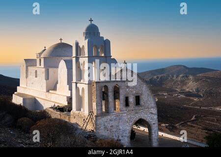 Kirche Panagia oder Jungfrau Maria über der Stadt Chora in Folegandros, Griechenland Stockfoto