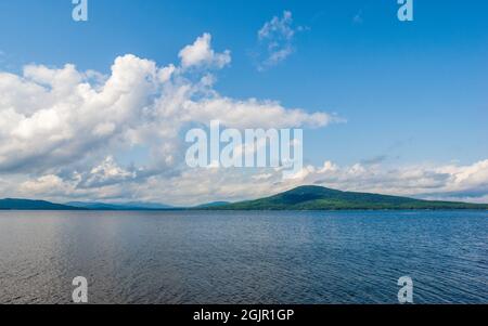 Malerischer Blick auf den Mooselookmeguntic Lake und die weit entfernten Gipfel der Boundary Mountains, vom Stephen Phillips Memorial Preserve Wilderness Camping aus gesehen. Stockfoto