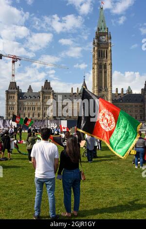 Ottawa, Kanada - 11. September 2021: Eine Menschenmenge versammelt sich auf dem Parliament Hill, um sich für internationale Hilfe für die Afghanen zu mobilisieren, da ihr Land jetzt von den Taliban geführt wird. Stockfoto