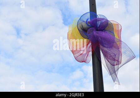 Regenbogen-Streifen mit Copyspace zum MK Pride Festival 2021 auf dem Milton Keynes Station Square gegen den Himmel. Stockfoto