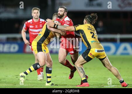 Kane Linnet (12) von Hull KR läuft am 9/11/2021 bei der Castleford-Verteidigung in. (Foto von David Greaves/News Images/Sipa USA) Quelle: SIPA USA/Alamy Live News Stockfoto