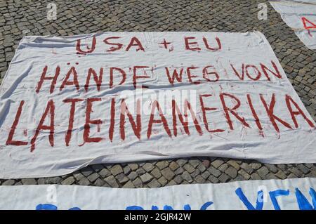 Der 42. Jahrestag des Militärputsches in Chile - Demonstration am Pariser Platz vor dem Brandenburger Tor in Berlin, Deutschland - 11. September 2021. Stockfoto