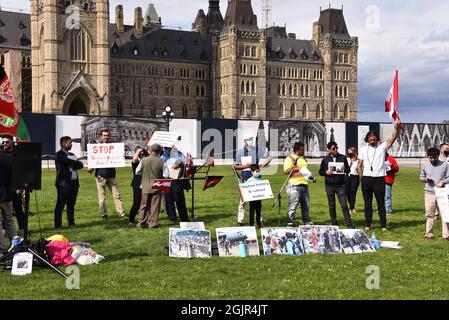 Ottawa, Kanada - 11. September 2021: Eine Menschenmenge versammelt sich auf dem Parliament Hill, um sich für internationale Hilfe für die Afghanen zu mobilisieren, da ihr Land jetzt von den Taliban geführt wird. Stockfoto