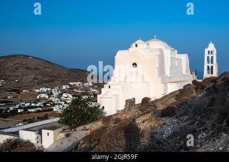 Kirche Panagia oder Jungfrau Maria über der Stadt Chora in Folegandros, Griechenland Stockfoto