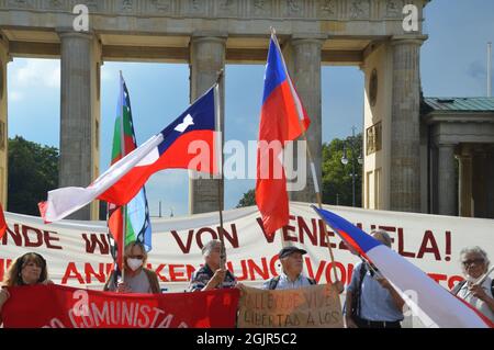 Der 42. Jahrestag des Militärputsches in Chile - Demonstration am Pariser Platz vor dem Brandenburger Tor in Berlin, Deutschland - 11. September 2021. Stockfoto