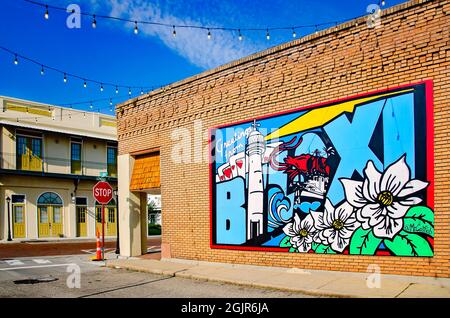 Auf der Seite eines Gebäudes an der Howard Avenue und G.E. ist ein Postkartengemälde mit dem Titel „Grüße von Biloxi“ gemalt OHR Street in Biloxi, Mississippi. Stockfoto
