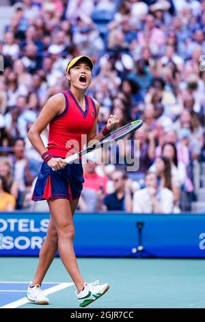 Flushing Meadow, United Gab An. September 2021. Emma Raducanu aus Großbritannien reagiert während des zweiten Satzes ihres Spiels gegen Leylah Fernandez aus Kanada beim Damenfinale im Arthur Ashe Stadium bei den US Open Tennis Championships 2021 im USTA Billie Jean King National Tennis Center am Samstag, den 11. September, 2021 in New York City. Foto von Corey Sipkin/UPI Credit: UPI/Alamy Live News Stockfoto