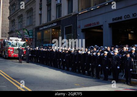 Mitglieder von FDNY Ten House, Engine Company 10 und Ladder Company 10 erinnern an die 343 Feuerwehrmänner, die am 9./11. September 01, am 20. Jahrestag des 11 Terroranschlags auf 2001 das World Trade Center und das US-Finanzzentrum in New York, ihr Leben ließen. New York, am Samstag, den 11. September 2021.Quelle: Allan Tannenbaum für CNP/Sipa USA Quelle: SIPA USA/Alamy Live News Stockfoto