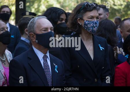 Der ehemalige Bürgermeister Michael Bloomberg (Independent of New York, New York), links, und seine Freundin Diana Taylor, rechts, nehmen an der Zeremonie zum 20. Jahrestag des Terroranschlags vom 11. September 2001 auf das World Trade Center und das 5. Welthandelszentrum in New York, New York, am Samstag, den 11. September 2021 Teil.Quelle: Allan Tannenbaum für CNP/MediaPunch Stockfoto