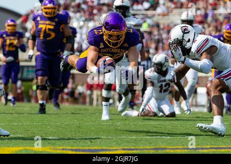 Greenville, NC, USA. September 2021. Der East Carolina Pirates Wide Receiver Tyler Snead (22) taucht nach dem Fang im vierten Quartal des NCAA-Matches im Dowdy-Ficklen Stadium in Greenville, NC. (Scott Kinser/Cal Sport Media). Kredit: csm/Alamy Live Nachrichten Stockfoto