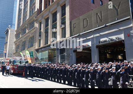 Mitglieder von FDNY Ten House, Engine Company 10 und Ladder Company 10 erinnern an die 343 Feuerwehrmänner, die am 9./11. September 01, am 20. Jahrestag des 11 Terroranschlags auf 2001 das World Trade Center und das US-Finanzzentrum in New York, ihr Leben ließen. New York, am Samstag, den 11. September 2021.Quelle: Allan Tannenbaum für CNP/Sipa USA Quelle: SIPA USA/Alamy Live News Stockfoto