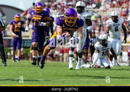 Greenville, NC, USA. September 2021. Der East Carolina Pirates Wide Receiver Tyler Snead (22) taucht nach dem Fang im vierten Quartal des NCAA-Matches im Dowdy-Ficklen Stadium in Greenville, NC. (Scott Kinser/Cal Sport Media). Kredit: csm/Alamy Live Nachrichten Stockfoto