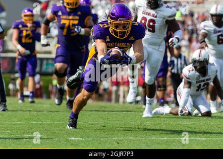 Greenville, NC, USA. September 2021. Der East Carolina Pirates Wide Receiver Tyler Snead (22) taucht nach dem Fang im vierten Quartal des NCAA-Matches im Dowdy-Ficklen Stadium in Greenville, NC. (Scott Kinser/Cal Sport Media). Kredit: csm/Alamy Live Nachrichten Stockfoto