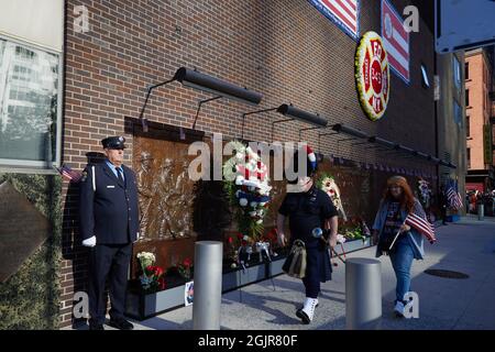 Kränze und Ehrenwache an der FDNY-Gedenkmauer an der Seite des FDNY Ten House, der Engine Company 10 und der Ladder Company 10, in Erinnerung an die 343 Feuerwehrmänner, die am 9./11. September 01, am 20. Jahrestag des 11. September, ihr Leben ließen, 2001 Terroranschlag auf das World Trade Center und das 5. Weltkrieg in New York, New York, am Samstag, den 11. September 2021.Quelle: Allan Tannenbaum für CNP/MediaPunch Stockfoto