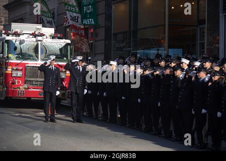 Mitglieder von FDNY Ten House, Engine Company 10 und Ladder Company 10 erinnern an die 343 Feuerwehrmänner, die am 9./11. September 01, am 20. Jahrestag des 11 Terroranschlags auf 2001 das World Trade Center und das US-Finanzzentrum in New York, ihr Leben ließen. New York, am Samstag, den 11. September 2021.Quelle: Allan Tannenbaum für CNP/MediaPunch Stockfoto