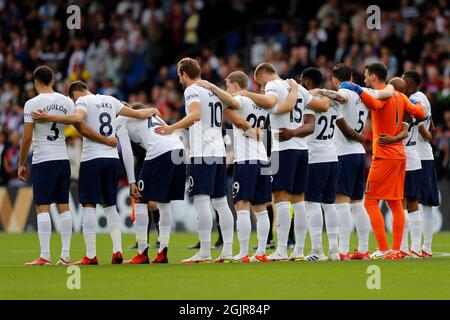 11. September 2021; Selhurst Park, Crystal Palace, London, England; Premier League Fußball, Crystal Palace gegen Tottenham Hotspur: Tottenham Hotspur Starting Lineup steht für eine Minute Stille in Erinnerung an 9/11 Stockfoto