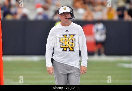 Atlanta, GA, USA. September 2021. Kennesaw State Owls-Trainer Brian Bohannon läuft im zweiten Quartal eines NCAA-College-Fußballspiels gegen die Georgia Tech Yellow Jackets im Bobby Dodd Stadium in Atlanta, GA, an der Seitenlinie entlang. Austin McAfee/CSM/Alamy Live News Stockfoto