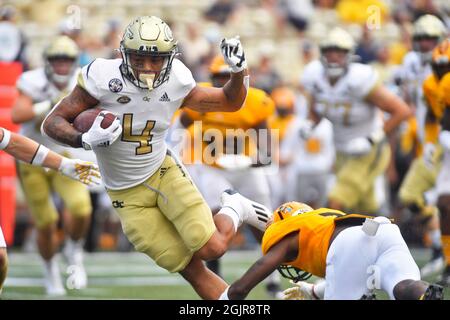 Atlanta, GA, USA. September 2021. Georgia Tech Yellow Jackets läuft zurück Dontae Smith vermeidet einen Kennesaw State Owls Verteidiger während des vierten Quartals eines NCAA College Football Spiels im Bobby Dodd Stadium in Atlanta, GA. Austin McAfee/CSM/Alamy Live News Stockfoto