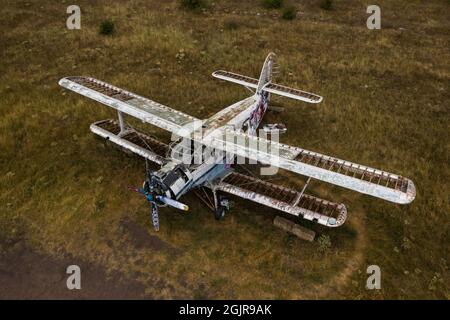 Alte verlassene kleine Flugzeug auf dem Feld Stockfoto