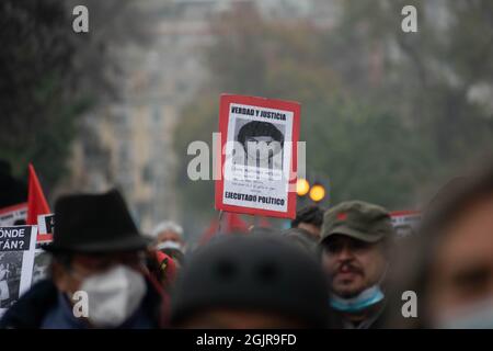 Santiago, Metropolitana, Chile. September 2021. Eine Person hält ein Plakat mit dem Gesicht eines Häftlings hoch, der beim Militärputsch von 1973 in Chile bei einer Demonstration in Santiago verschwunden ist. Heute, am 11. September, jährt sich der Putsch von Pinochet zum 42. Mal und Salvador Allende zum Tode. (Bild: © Matias Basualdo/ZUMA Press Wire) Stockfoto