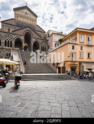 AMALFI, ITALIEN - 25. Aug 2021: Eine vertikale Aufnahme der Amalfi-Kathedrale auf dem Hauptplatz der Stadt, Kampanien, Italien Stockfoto