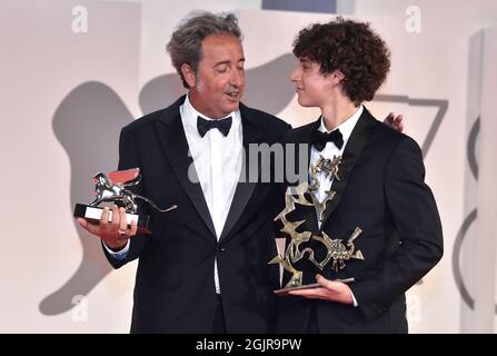 Venedig, Italien. September 2021. VENICE, ITALIEN - SEPTEMBER 11: Regisseur Paolo Sorrentino und Filippo Scotti posieren mit dem Großen Preis der Jury des Silbernen Löwen und dem Marcello Mastroianni Award für den besten jungen Schauspieler für „die Hand Gottes“ bei der Fotozelle des Preisträgers während des 78. Internationalen Filmfestivals von Venedig am 11. September 2021 in Venedig, Italien. Kredit: dpa/Alamy Live Nachrichten Stockfoto