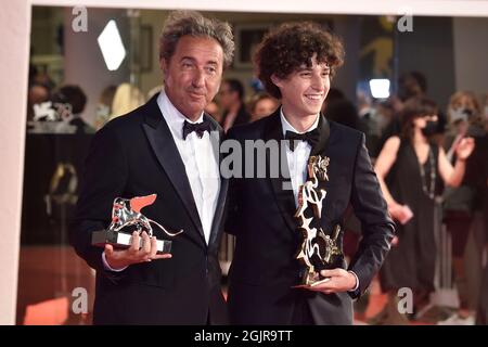 Venedig, Italien. September 2021. VENICE, ITALIEN - SEPTEMBER 11: Regisseur Paolo Sorrentino und Filippo Scotti posieren mit dem Großen Preis der Jury des Silbernen Löwen und dem Marcello Mastroianni Award für den besten jungen Schauspieler für „die Hand Gottes“ bei der Fotozelle des Preisträgers während des 78. Internationalen Filmfestivals von Venedig am 11. September 2021 in Venedig, Italien. Kredit: dpa/Alamy Live Nachrichten Stockfoto