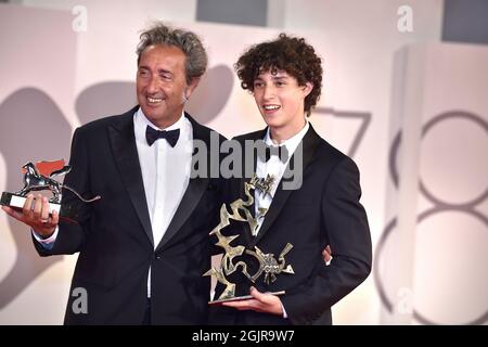 Venedig, Italien. September 2021. VENICE, ITALIEN - SEPTEMBER 11: Regisseur Paolo Sorrentino und Filippo Scotti posieren mit dem Großen Preis der Jury des Silbernen Löwen und dem Marcello Mastroianni Award für den besten jungen Schauspieler für „die Hand Gottes“ bei der Fotozelle des Preisträgers während des 78. Internationalen Filmfestivals von Venedig am 11. September 2021 in Venedig, Italien. Kredit: dpa/Alamy Live Nachrichten Stockfoto