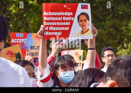 London, Großbritannien. September 2021. Ein Protestler hält ein Plakat mit einem Bild von Aung San Suu Kyi, Aufruf an die UN und die Staats- und Regierungschefs der Welt, die Regierung der Nationalen Einheit von Myanmar während der Demonstration auf dem Parliament Square anzuerkennen.Demonstranten versammelten sich in Westminster, um die UN-Vertreterin von Myanmar, Kyaw Moe tun, zu unterstützen und gegen den Militärputsch in Myanmar zu protestieren. Kredit: SOPA Images Limited/Alamy Live Nachrichten Stockfoto