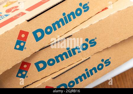 Antalya, Türkei - 10. September 2021: Domino's Pizza Logo auf einer recycelten Pizzaschachtel. Stockfoto