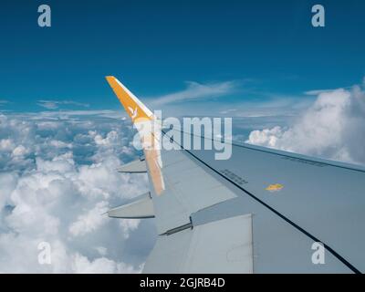 Antalya, Türkei - 12. September 2021: Das Logo der Pegasus Airlines auf dem Flügel des Flugzeugs, das über den Funden fliegt. Stockfoto