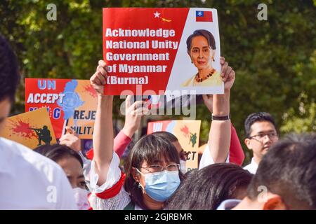 London, Großbritannien. September 2021. Ein Protestler hält ein Plakat mit einem Bild von Aung San Suu Kyi, Aufruf an die UN und die Staats- und Regierungschefs der Welt, die Regierung der Nationalen Einheit von Myanmar während der Demonstration auf dem Parliament Square anzuerkennen.Demonstranten versammelten sich in Westminster, um die UN-Vertreterin von Myanmar, Kyaw Moe tun, zu unterstützen und gegen den Militärputsch in Myanmar zu protestieren. (Foto: Vuk Valcic/SOPA Images/Sipa USA) Quelle: SIPA USA/Alamy Live News Stockfoto