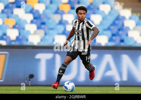 Der US-Mittelfeldspieler Weston McKennie von Juventus kontrolliert den Ball während des Fußballspiels der Serie A zwischen SSC Napoli und dem FC Juventus am 11. September 2021 im Diego Armando Maradona Stadium, Neapel, Italien Stockfoto