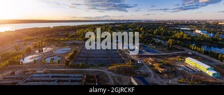 Moderne Kläranlage, Luftaufnahme von der Drohne beim Abenduntergang. Stockfoto