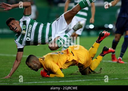 Lissabon, Portugal. September 2021. Matheus Nunes von Sporting CP (TOP) kämpft am 11. September 2021 beim Fußballspiel der Portugiesischen Liga zwischen Sporting CP und FC Porto im Jose Alvalade Stadion in Lissabon, Portugal, um den Ball mit dem Torwart des FC Porto Diogo Costa. (Bild: © Pedro Fiuza/ZUMA Press Wire) Stockfoto