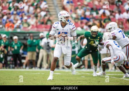 11. September 2021: Florida Gators Quarterback Anthony Richardson (15) bewegt sich während des NCAA-Fußballspiels zwischen Florida Gators und South Florida Bulls im Raymond James Stadium Tampa, FL, in der Tasche. Jonathan Huff/CSM Stockfoto