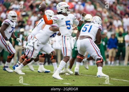 11. September 2021: Florida Gators Quarterback Emory Jones (5) wirft während des NCAA-Fußballspiels zwischen Florida Gators und South Florida Bulls im Raymond James Stadium Tampa, FL, zu einem Empfänger. Jonathan Huff/CSM Stockfoto