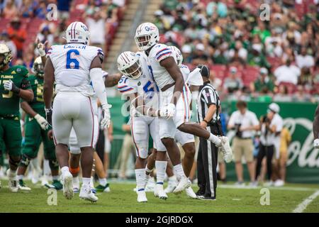 11. September 2021: Der Florida Gators-Linienrichter Jeremiah Moon (7) feiert einen Sack während des NCAA-Fußballspiels zwischen Florida Gators und South Florida Bulls im Raymond James Stadium Tampa, FL. Jonathan Huff/CSM Stockfoto