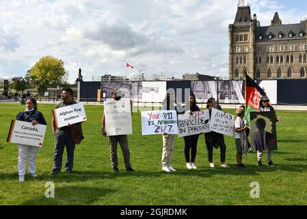 Ottawa, Kanada - 11. September 2021: Eine Menschenmenge versammelt sich auf dem Parliament Hill, um sich für internationale Hilfe für die Afghanen zu mobilisieren, da ihr Land jetzt von den Taliban geführt wird. Stockfoto