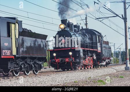 Moskau, Russland - 27. August 2021: Dampfzug steht am Bahnhof. Stockfoto