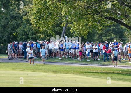 11. September 2021: Im Rahmen der zweiten Runde des Ascension Charity Classic im Norwood Hills Country Club in Jennings, MO Richard Ulreich/CSM, versammeln sich die Massen um das 10. Green Stockfoto