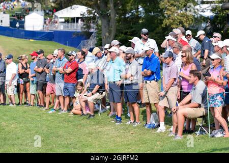 11. September 2021: Im Rahmen der zweiten Runde des Ascension Charity Classic im Norwood Hills Country Club in Jennings, MO Richard Ulreich/CSM, versammeln sich die Massen auf dem elften Loch Stockfoto