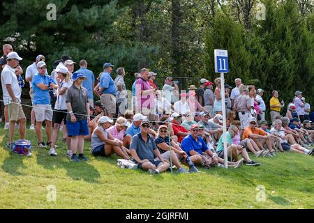 11. September 2021: Im Rahmen der zweiten Runde des Ascension Charity Classic im Norwood Hills Country Club in Jennings, MO Richard Ulreich/CSM, versammeln sich die Massen auf dem elften Loch Stockfoto