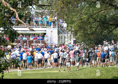 11. September 2021: Beim zweiten Lauf des Ascension Charity Classic, der im Norwood Hills Country Club in Jennings, MO Richard Ulreich/CSM, stattfand, versammeln sich die Massen um den Eröffnungs-Abschlag für die Legends Charity Challenge auf dem zehnten Loch Stockfoto