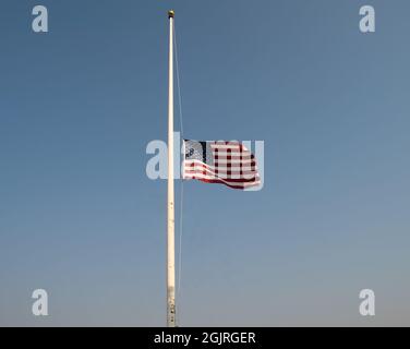 Eine amerikanische Flagge flattert am halben Mast auf dem Cannon Air Force Base, N.M., 11. September 2021. Die Flagge wird jedes Jahr am 11. September zum Gedenken an die Terroranschläge auf die Vereinigten Staaten im World Trade Center in New York City, New York, Shanksville, P.A., und im 5 Luftwaffe Foto von Senior Airman Christopher Storer) Stockfoto
